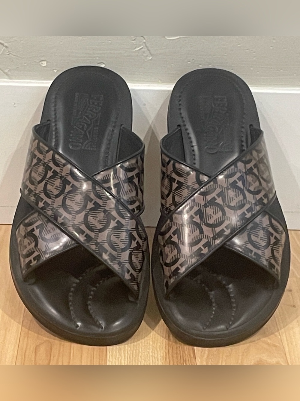 Men’s Salvatore Ferragamo Sion 3 Logo Cross-Strap Sandals EUC Sz. 7 M Sz. 9 W🔥